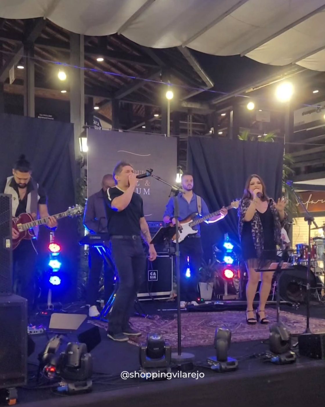 Palco montado com som e luz da Gama